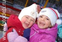 Две подружки на зимней прогулке, фото играющих малышей