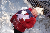 Ребёнок в сугробе играет со снегом, фото детей на сайте fotodeti.ru