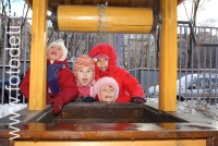 Колодец на детской площадке, фото детей в фотобанке fotodeti.ru