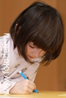 Девочка пишет фломастером, фотография из архива детского фотографа