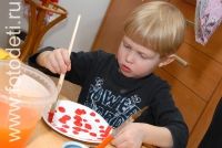 Мальчик расписывает тарелочку, фотография из галереи «Дети рисуют