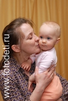 На фото мама целует ребёнка в щёчку , фотография на сайте фотодети.ру