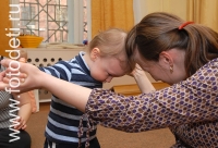 На фото ребёнок бодается с мамой , фотография на сайте фотодети.ру