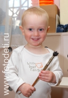 Счастливый малыш с кисточкой, фотография из галереи «Дети рисуют
