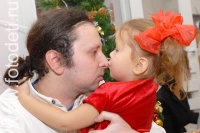 Дочка обнимает и целует папу в нос, фотографии детей с папами