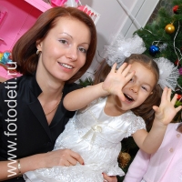 На фото девочка с мамой на новогоднем празднике , фотография на сайте фотодети.ру