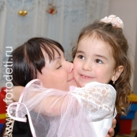 На фото ребёнок обнимается с мамой , фотография на сайте фотодети.ру