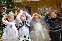 Дети играют на новогоднем утреннике в детском саду, фотографии детских праздников