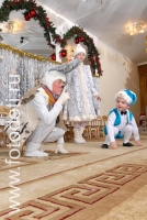 Артист в костюме зайчика на детском новогоднем утреннике, фотографии детских праздников