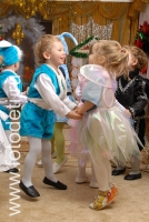 Дети танцуют под ёлочкой на новогоднем утреннике, фотографии детских праздников