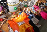 Танцы детей в карнавальных костюмах, фото детских праздников
