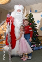 Дети в обнимку с дедушкой Морозом, новогодние фотосессии