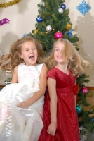Две подружки на новогоднем празднике, динамичный снимок , фотография на сайте fotodeti.ru