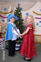 Дети у новогодней ёлки, фото сделано на детском празднике