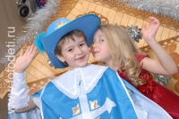 Групповой портрет детей в карнавальных костюмах, фото сделано на детском празднике