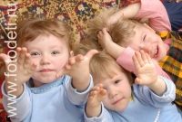 Дети тянут ладошки к фотографу , фото на сайте fotodeti.ru