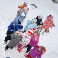 Зимние игры для детей, фото играющих малышей