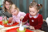 Научное экспериментирование на занятиях в детском центре на Бауманской, фото из архива детского фотографа