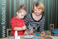 Мама с дочкой на творческом занятии, на фотографии ребёнка из галереи «Детское творчество