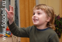 Мальчик играет роль на репетиции, фотогалерея детской театральной студии