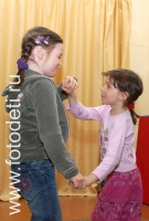 Девочки держат друг друга за руки, фотогалерея детской театральной студии