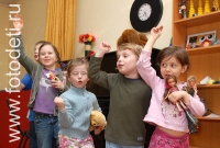 Дети показывают как гудит паровоз, фотогалерея детской театральной студии