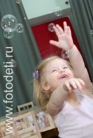 Ребёнок играет с мыльными пузырями, фото играющих малышей