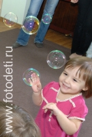 Ребёнок любуется мыльными пузырями, детские фотографии из фотогалереи «Дети играют