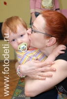 На фото мама крепко обнимает ребёнка , фотография на сайте фотодети.ру