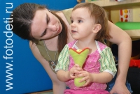 На фото ребёнок учиться в детском центре вместе с мамой , фотография на сайте фотодети.ру