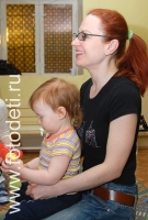 На фото ребёнок вместе со своей мамой на занятии , фотография на сайте фотодети.ру
