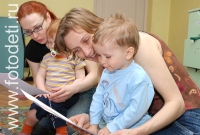 На фото мамы с детьми занимаются в студии развития , фотография на сайте фотодети.ру