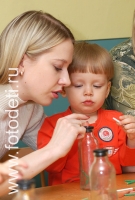 На фото мама показывает малышу как надо делать , фотография на сайте фотодети.ру