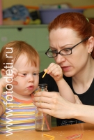 На фотографии малышу помогает его мама справиться с задачей , фотография на сайте фотодети.ру