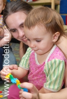 На фотографии любуется успехами своего ребёнка , фотография на сайте фотодети.ру