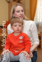 На фотографии малыш играет с мамой , фотография на сайте фотодети.ру