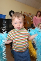 Дети играют с перьями, фото детей в фотобанке fotodeti.ru
