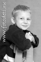 Черно-белая студийная фотография ребёнка, забавные фотографии детей на сайте детского фотографа