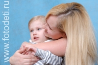 Мама крепко крепко обнимает дочку , фотография на сайте фотодети.ру