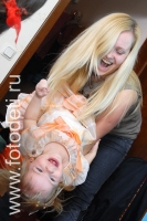 Мама качает дочку на руках , фотография на сайте фотодети.ру
