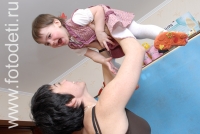 Мама подбрасывает дочку под потолок , фотография на сайте фотодети.ру