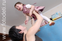 Мама подбрасывает смеющегося ребёнка под потолок , фотография на сайте фотодети.ру
