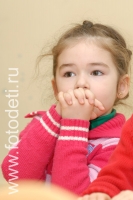 Задумчивое выражение лица ребёнка, фото из архива детского фотографа
