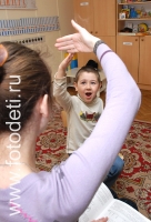 На фотографии мама учит малыша музыке , фотография на сайте фотодети.ру