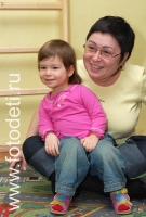 На фотографии ребёнок играет с мамой , фотография на сайте фотодети.ру