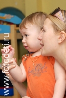 На фотографии ребёнок общается вместе с мамой , фотография на сайте фотодети.ру