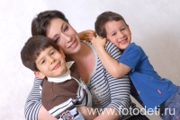 Студийный снимок мамы с двумя детьми , фотография на сайте фотодети.ру