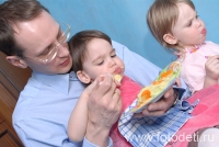 Папа кормит ребёнка с ложечки, фотографии детей с папами