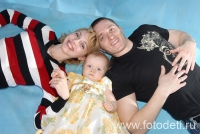 Фото семьи, снятое в условиях передвижной студии, фотография детского фотографа Игоря Губарева
