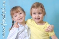 Фотографии детей на голубом фоне , фотография на сайте fotodeti.ru